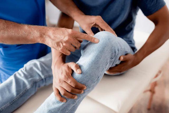 膝盖疼的有效治疗方法在专业医院诊断出导致膝盖疼痛无法下蹲的病症后