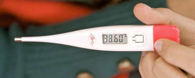 3岁半儿童37.5℃-38.4℃是低烧,38.5℃以上就是高烧了.