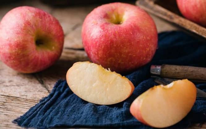 其次,吃苹果可以降低胆固醇和血压.