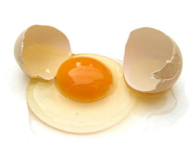 鸡蛋油是蛋黄经过熬炼后的加工品,又名鸡子油,凤凰油,至圣膏等.