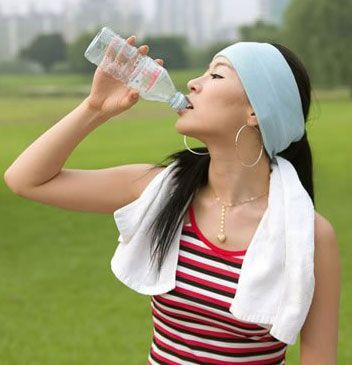 女人多喝水的好处多 不仅能喝出健康还能变成