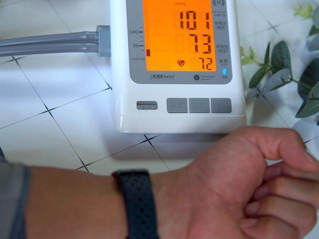首款支持鸿蒙一触即连脉搏波血压计简单易用