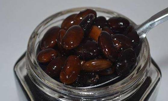 黑豆是黑色食品的代表,它可以起到补肾的效果,甚至有些人说它可以壮阳