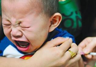 宝爸带3个月大的娃打针自己哭成泪人网友医生打错人了