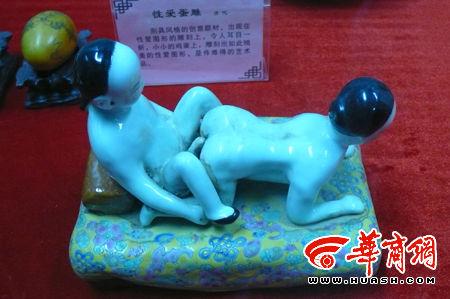 西安性文化节受热捧展示性爱雕塑组图2