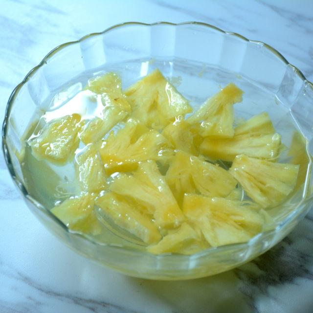 第2步,切好的菠萝盐水泡10分钟.捞出沥干待用.