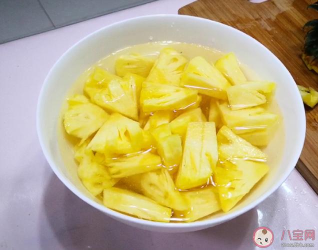 吃菠萝前要用盐水浸泡多久盐水泡菠萝是用热水还是冷水