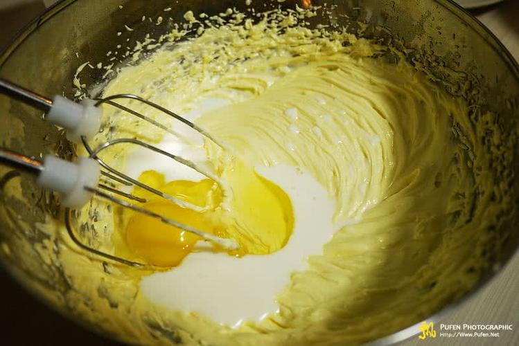 分多次往黄油加入鸡蛋和奶,搅拌均匀.