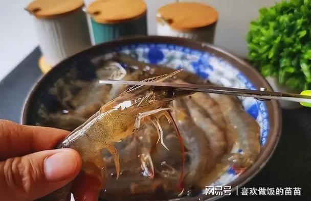 做水煮虾用冷水还是开水原来一直做错难怪虾又老又柴腥味重