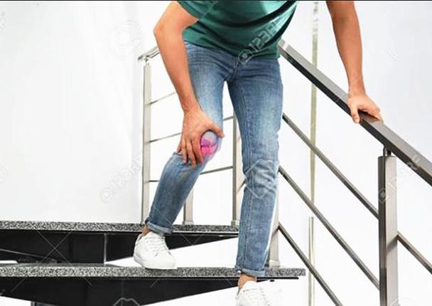 下楼梯膝盖疼是什么原因怎么治疗 下楼梯时膝盖疼(1)