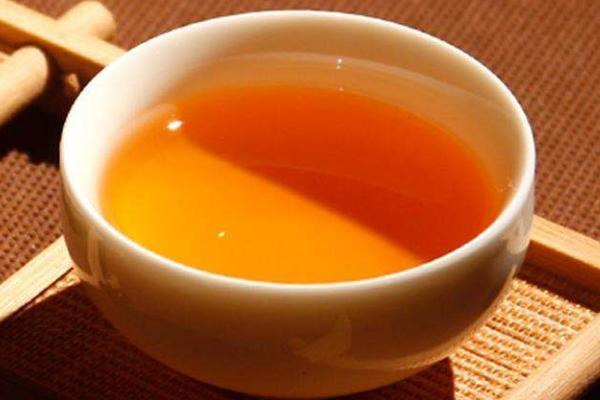 最难的是,肉桂茶汤呈现出清澈的橙黄色,叶底呈现绿底红镶边,冲泡六