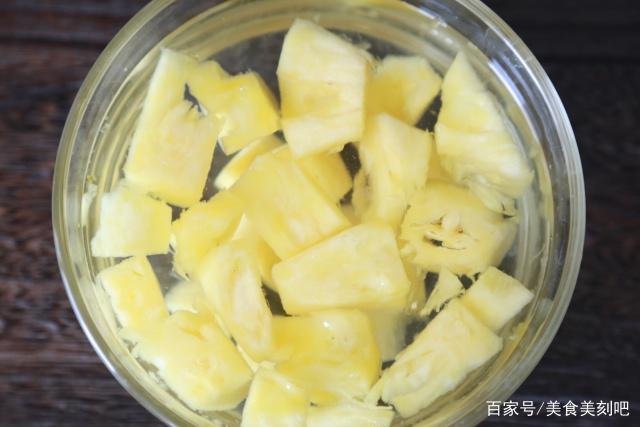 3.将菠萝放入加了盐水中浸泡10分钟左右,然后再用清水冲洗一下.