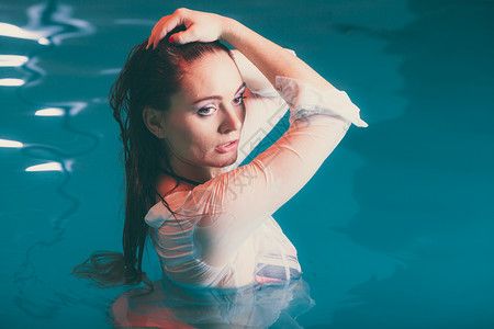 神秘感动态图游泳池水里神秘感女人的肖像穿着湿白衬衫的年轻女孩很
