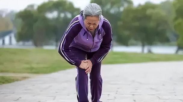 中老人膝盖疼怎么回事怎么治疗(为何中老年人容易出现膝盖疼痛)(10)