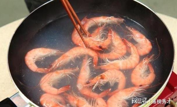 煮虾时到底用热水还是冷水第一步就错了难怪大虾又老又腥