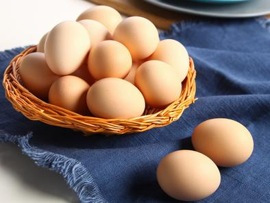 男性参试,并将他们分为两组,一组每天早上吃一个鸡蛋,另一组正常饮食