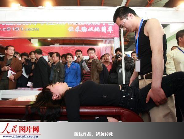 北京举办成人用品展 真人演示性爱家具