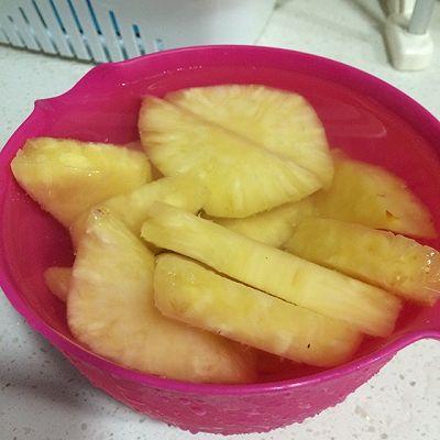 新鲜菠萝用盐水泡20分钟