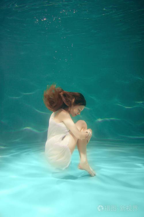 水下场景女孩美人鱼健康闪亮美丽的长发一个女人一个穿着漂亮裙子在水