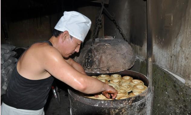 p>罗圈烧饼是河北沧州地区的传统风味小吃,主要在河间,任丘及周边县