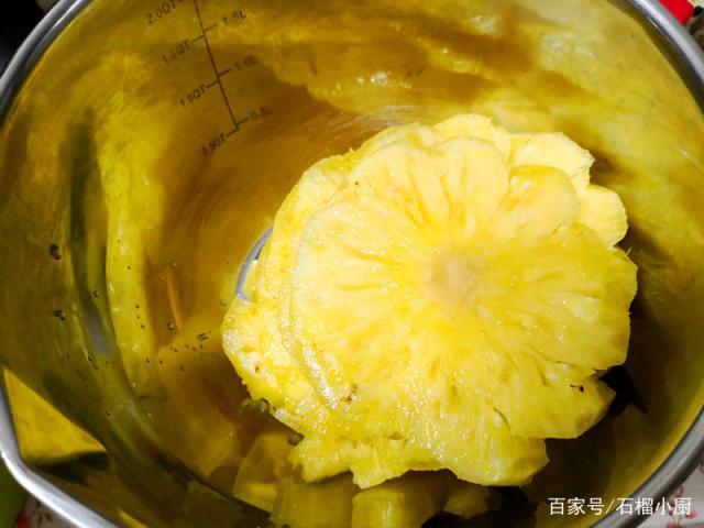 放一勺盐,加入适量的清水浸泡30分钟,目的是破坏菠萝本身的一种