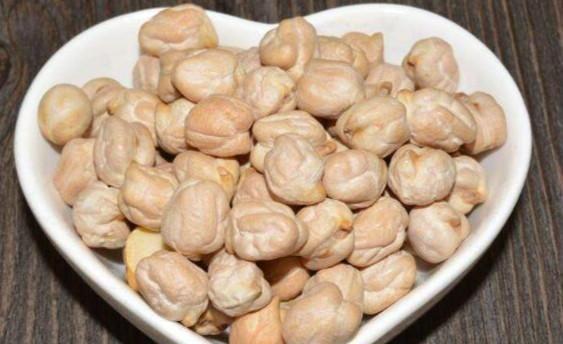 中老年妇女多吃鹰嘴豆可以加速体内雌激素分泌,维持卵巢和子宫功能