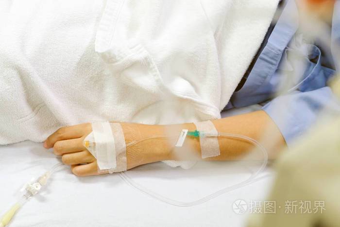 住院病人手静脉输液的特写图像