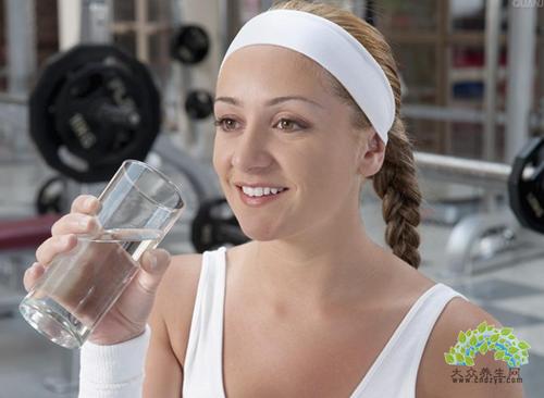 喝水养生的7大功效:助排毒除烦躁