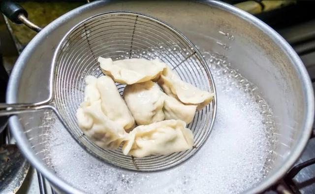 煮饺子 第一步:锅中加水,水尽量多一点,这样煮出的饺子才不会破皮
