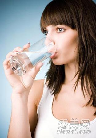 多喝水是最简单,方便,便宜的美白方式.
