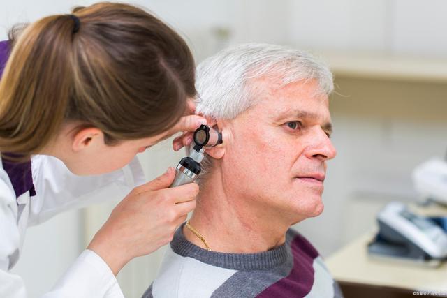 如何选择适合老年人的助听器?