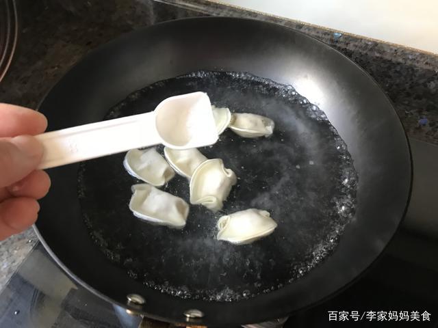 煮水饺时,冷水下锅还是热水下锅,都不对,这样煮不粘锅不破皮