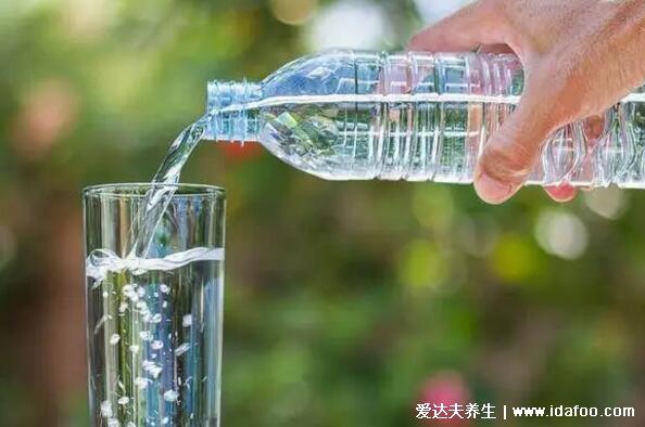 人一天要喝多少毫升水,至少1500毫升不渴也要喝(附正确喝水时间表)