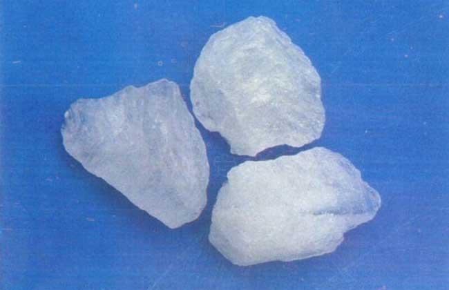 白矾常为碱性长石受低温硫酸盐溶液的作用变质而成,多产于火山岩中.