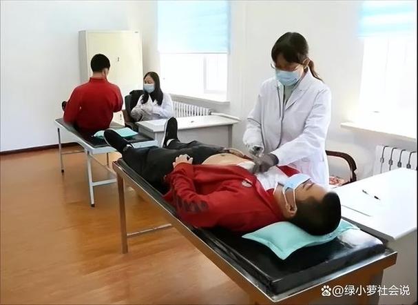 近日,有网友爆料,在杭州萧山区,高考体检男外科检查中,被要求将其全身