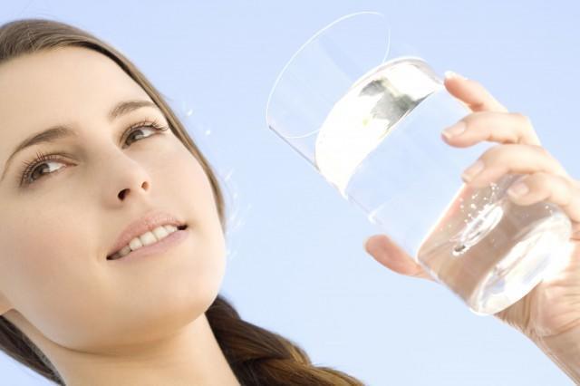 多喝水可以使我们的皮肤细胞水分充足看起来皮肤更加白皙细腻.