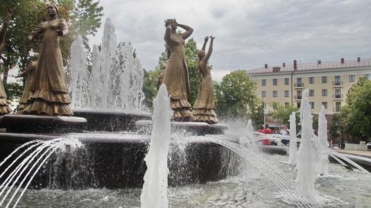 一个女人在喷泉的雕像照片