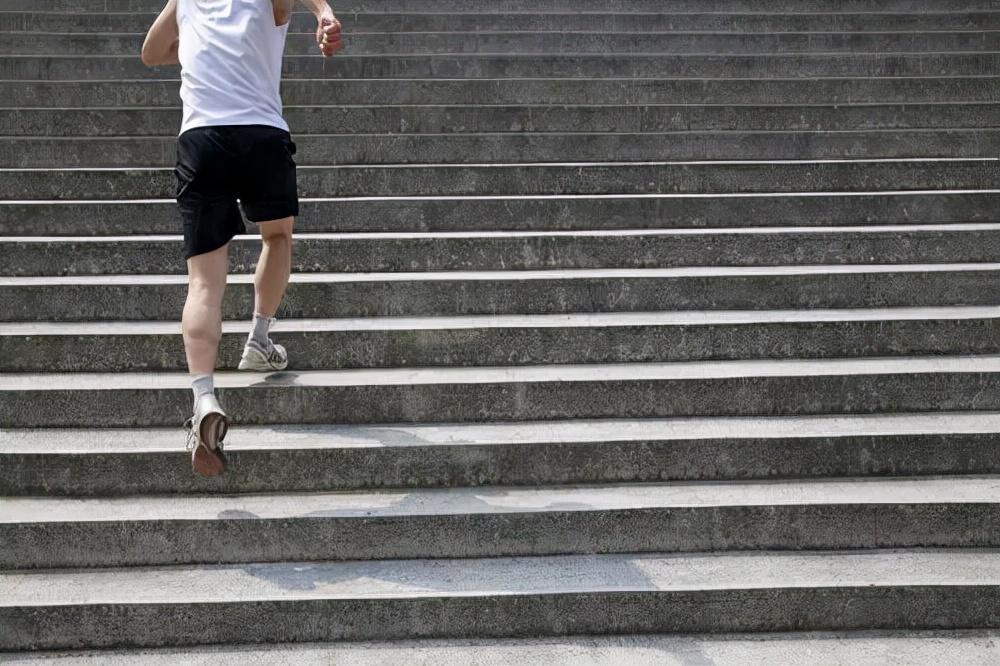 为什么爬楼梯比跑步累爬楼梯比跑步更减脂