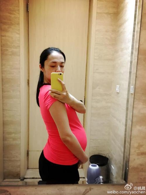 姚晨晒健身房自拍 怀孕8个月仍然曲线傲人