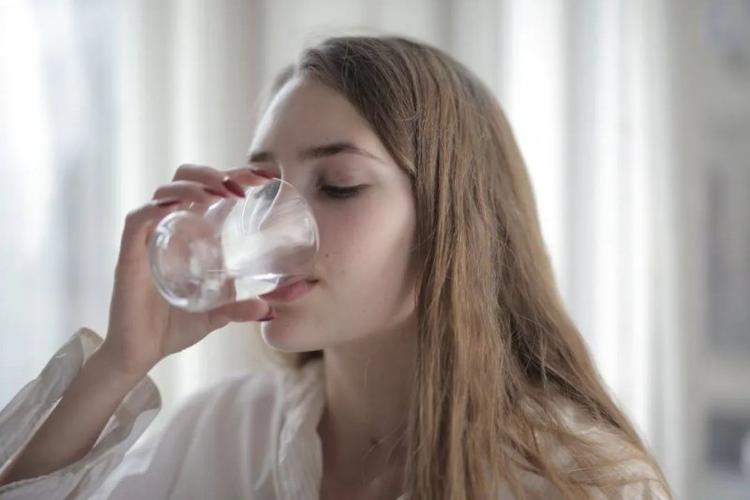 然而,饮水也不能过量,喝水太多有可能会引起水中毒!