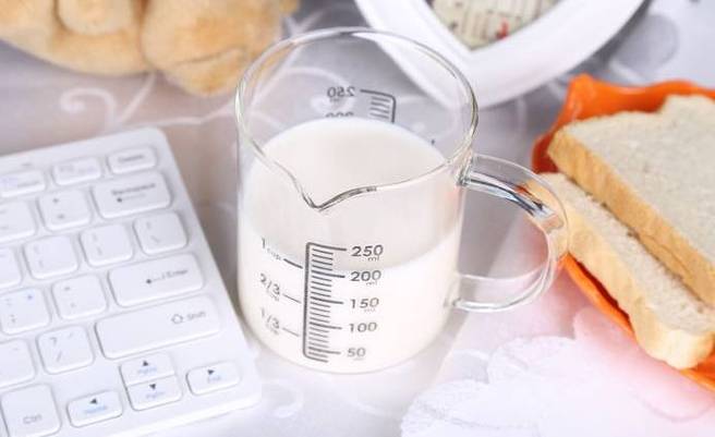 健康丨牛奶vs奶粉,哪个营养好?