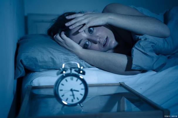 短期失眠的症状包括入睡困难,睡眠质量不佳或整夜不眠等,这些症状在1