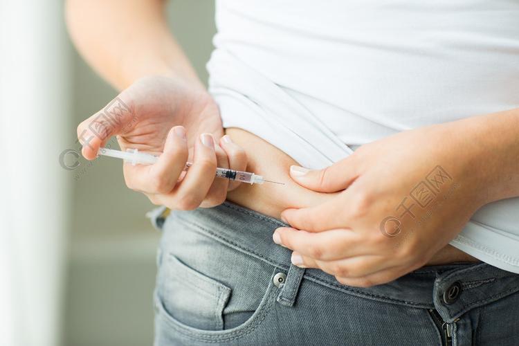 血糖,卫生保健和人们观念-关闭的女人用注射器在家里给自己注射胰岛素