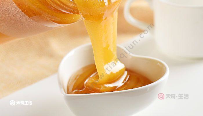 珍珠粉蜂蜜美白面膜,将蜂蜜,蛋白,珍珠粉和少许柠檬精油调匀成糊状