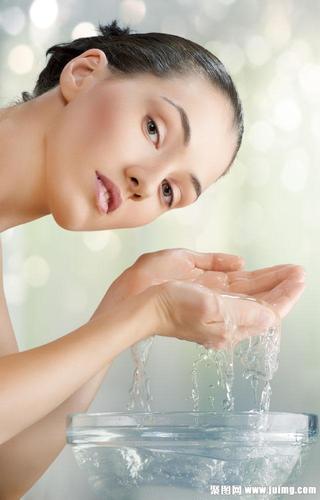 捧着水洗脸的美女图片素材下载(图片编号:20230827023633)-女性女人