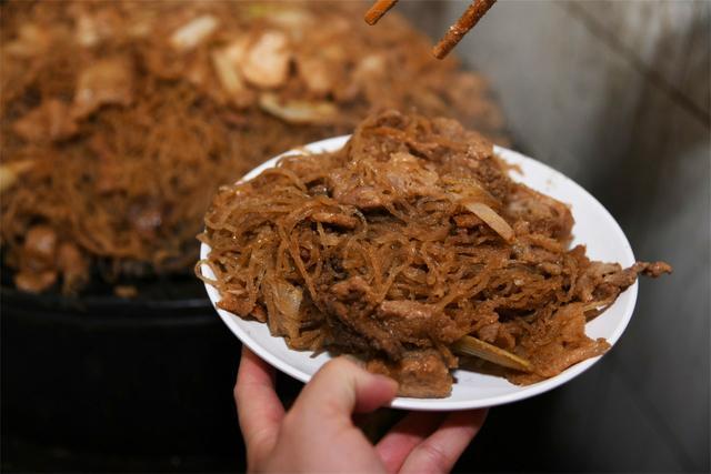 河南大叔用猪肉和粉条做蒸肉,十八块钱一斤,你能吃几斤