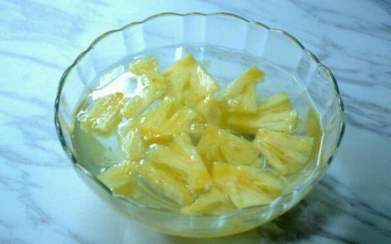 菠萝用盐水泡多长时间半小时左右泡后菠萝酸味变淡