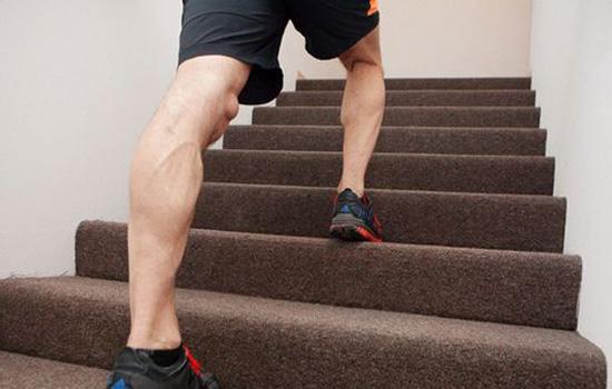 爬楼梯和跑步哪个减肥效果好合适自己的才是最好的