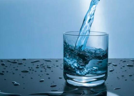 正常人一天喝多少水?3000毫升最合适,你喝对了吗