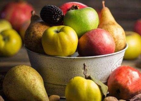 吃什么水果1  一梨 梨虽然能够清热止咳,但是性寒,不适合在月经期间